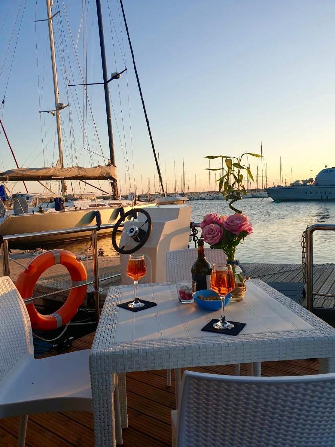 Houseboat Seabreeze Hotel Алгеро Екстериор снимка